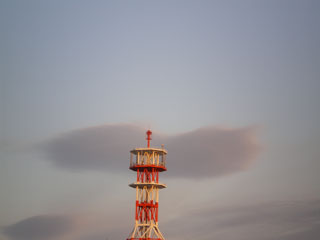 【浮き雲を背に立つ鉄塔】