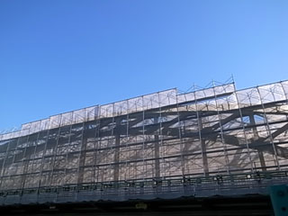 【覆われた建造物と空】
