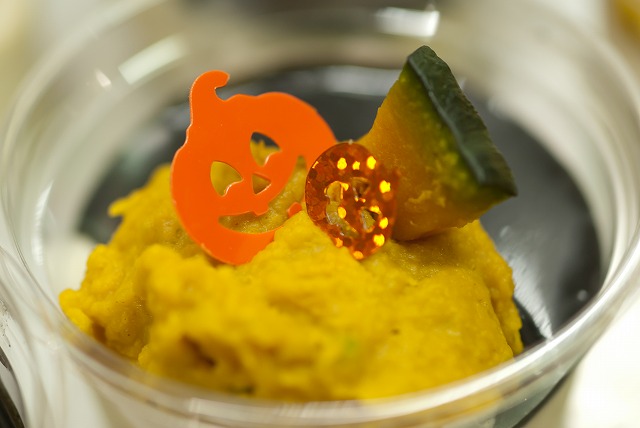 「サトイモのハロウィンババロア」梅原先生作 写真 関口和真