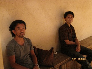 高校からの友人H氏（左）　イベント担当のTさん（右）