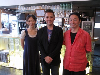 実行委員長の渡辺梓さん、ご主人の美術作家で「似て非ワークス」代表　稲吉稔さんと さすが女優さん、顔の大きさが違う（笑）