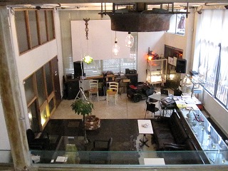 アーティストのコラボカフェ「似て非ワークス」の店内はこんな感じ