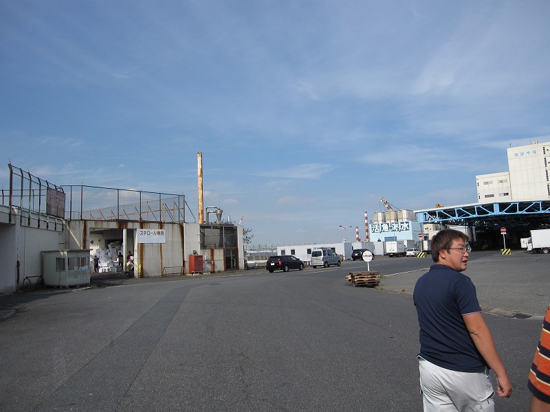 奥に見える2台の車のあたりにステージが設営されます