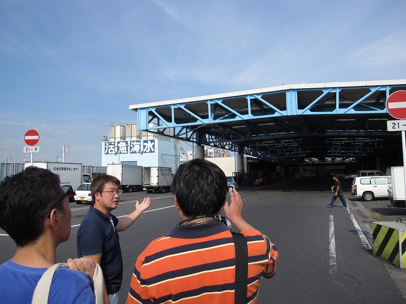 この屋根の下でサンマ焼き、野菜や果物の即売コーナーが設営されます