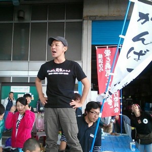 市場関係者に負けじと大声で売込み中（笑）