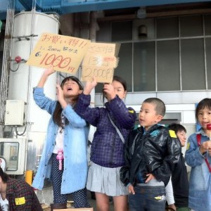 強力なちびっこ販売チーム。右端に注目。