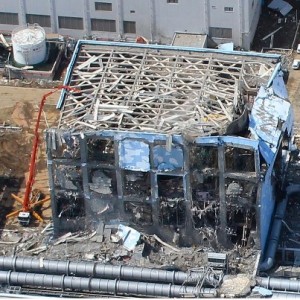 現在の4号機の映像。あらたに鉄骨が組まれたにも関わらず、なぜかひしゃげている。