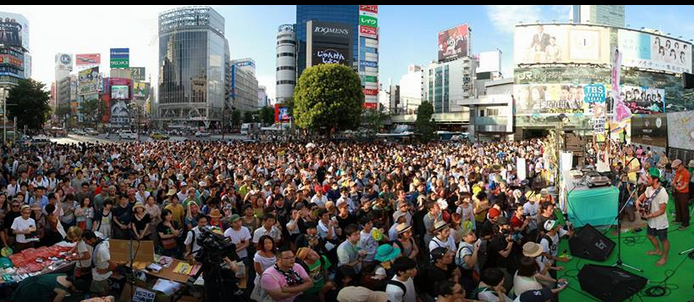 ミュージシャンでありながら立候補した三宅洋平氏の「選挙フェス」に集まる人々。渋谷駅前を埋め尽くした。