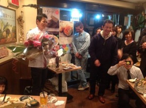 寄せ書きのシェフコートと花束。みんなの気持ちがこもってます。