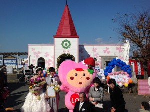 雲仙市のゆるキャラ「あいのん」も参加！笑顔いっぱいの新郎新婦とご家族。