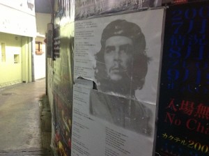 彼の店の前には、彼が敬愛するチェ・ゲバラのポスターが貼ってあった。