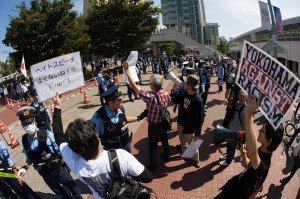 在特会に対抗して抗議、彼らを囲む「カウンター」の人々。