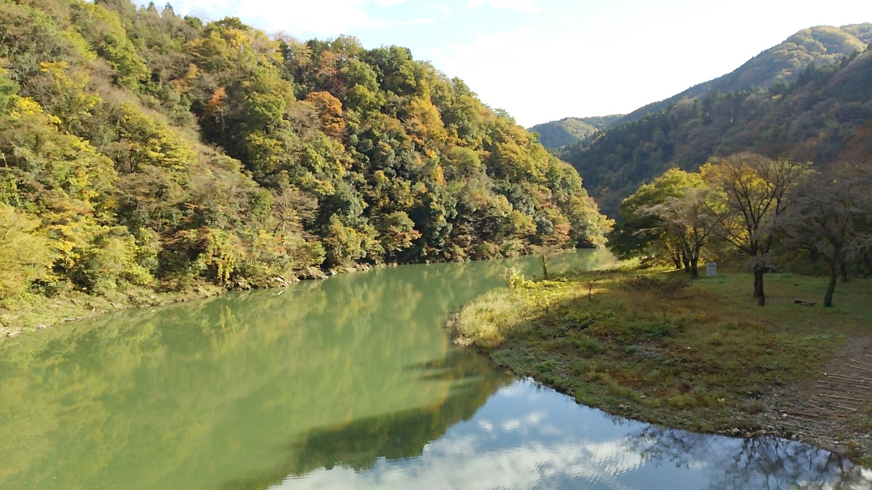 畑の裏手を降りると相模川。